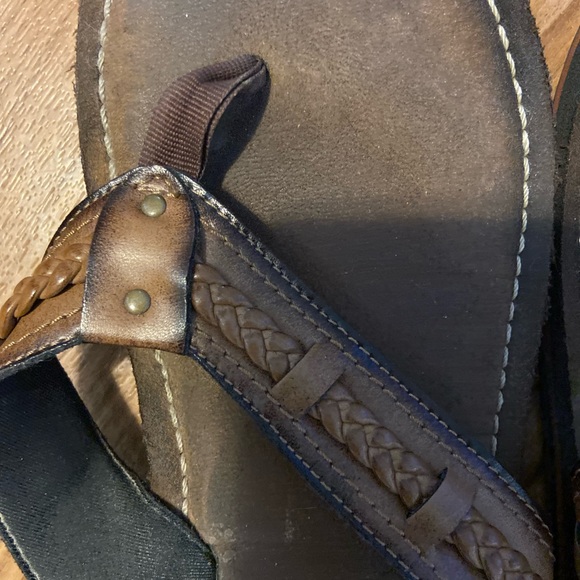 Clarks Cloudsteppers brown leather flip flop sandals. Sz 10 - Picture 3 of 7